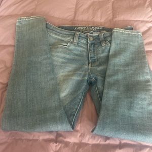 American Eagle ~ Light Wash, Size 4 (Short)